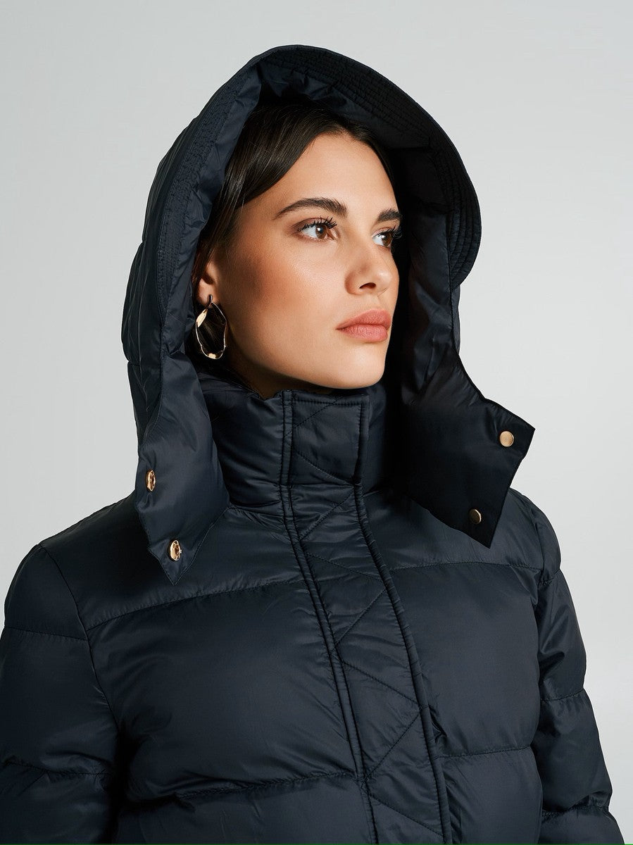 Piumino Corto con Cappuccio e Cintura Elastica