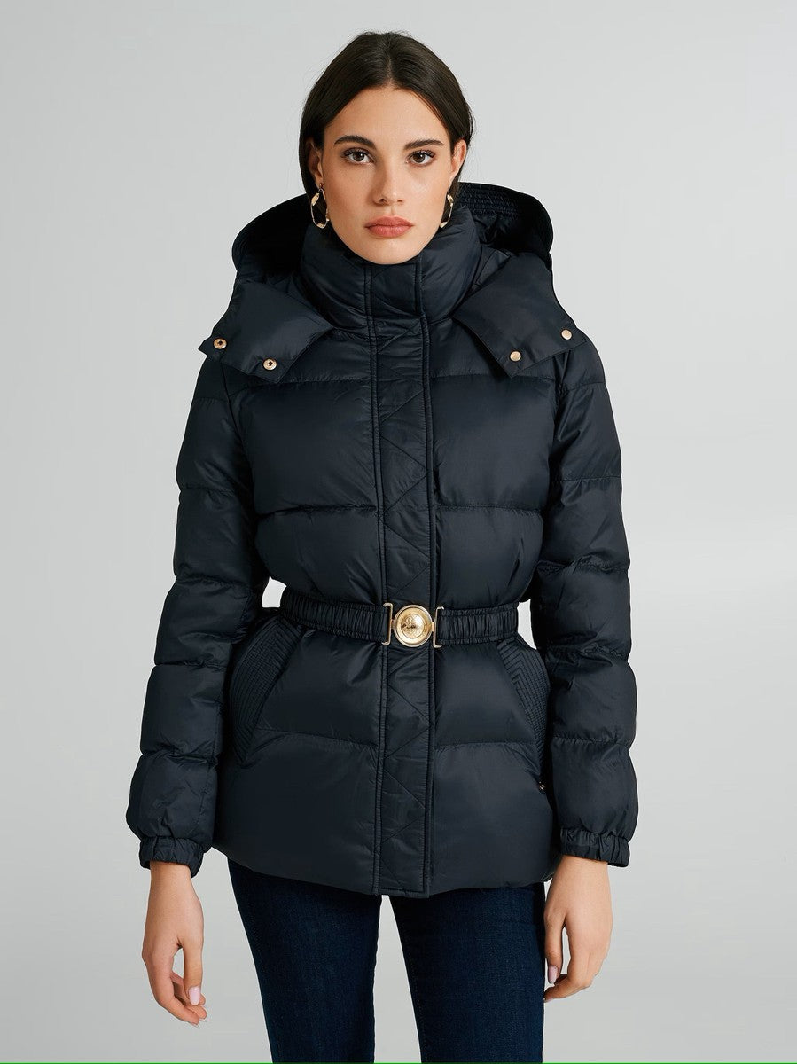 Piumino Corto con Cappuccio e Cintura Elastica