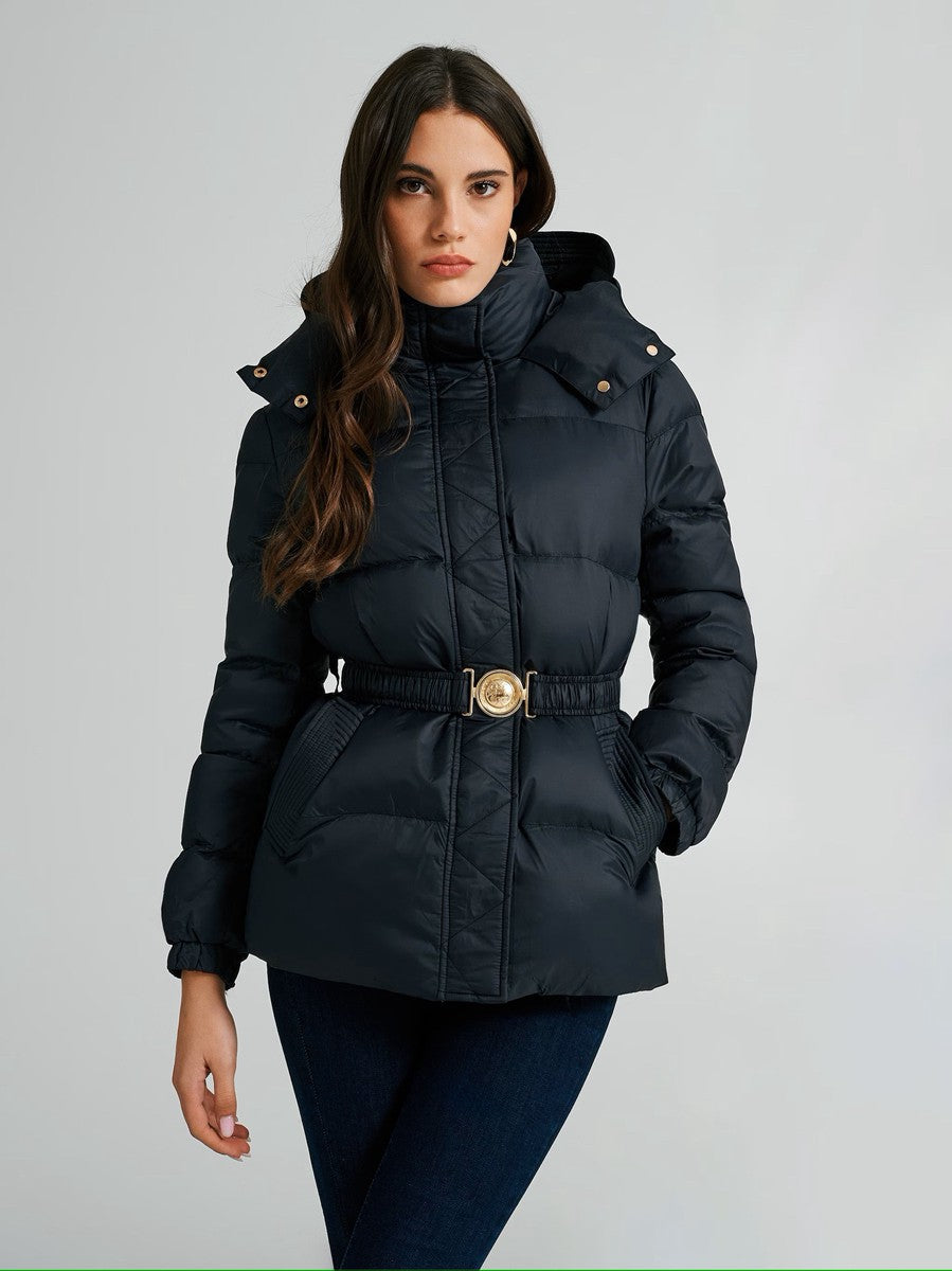 Piumino Corto con Cappuccio e Cintura Elastica