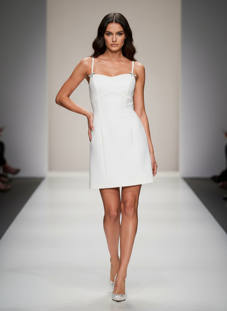 Abito Corto Svasato in Tessuto Tecnico con Spille Fiocco in Strass