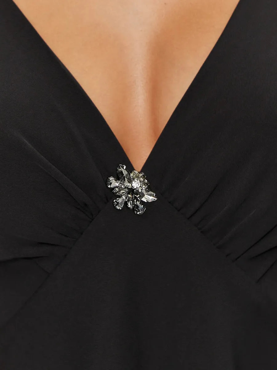 Top Sfiancato in Raso Scollato con Coppe e Spilla Gioiello