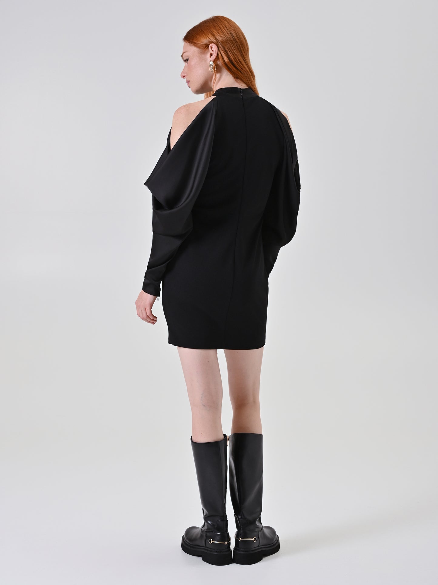 Abito Nero con Maniche in Raso