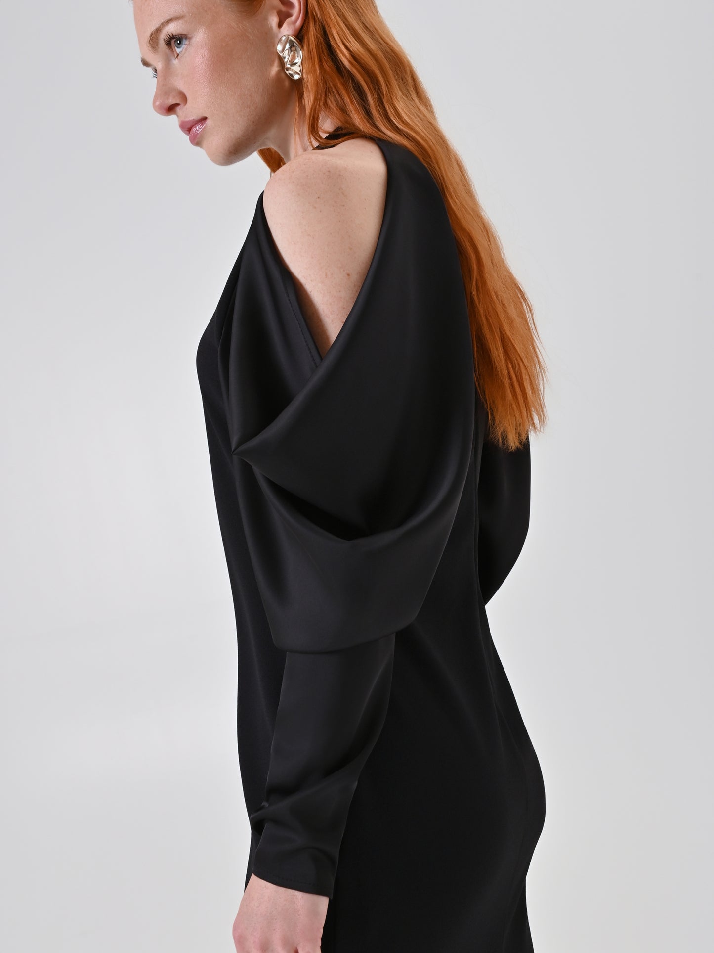 Abito Nero con Maniche in Raso