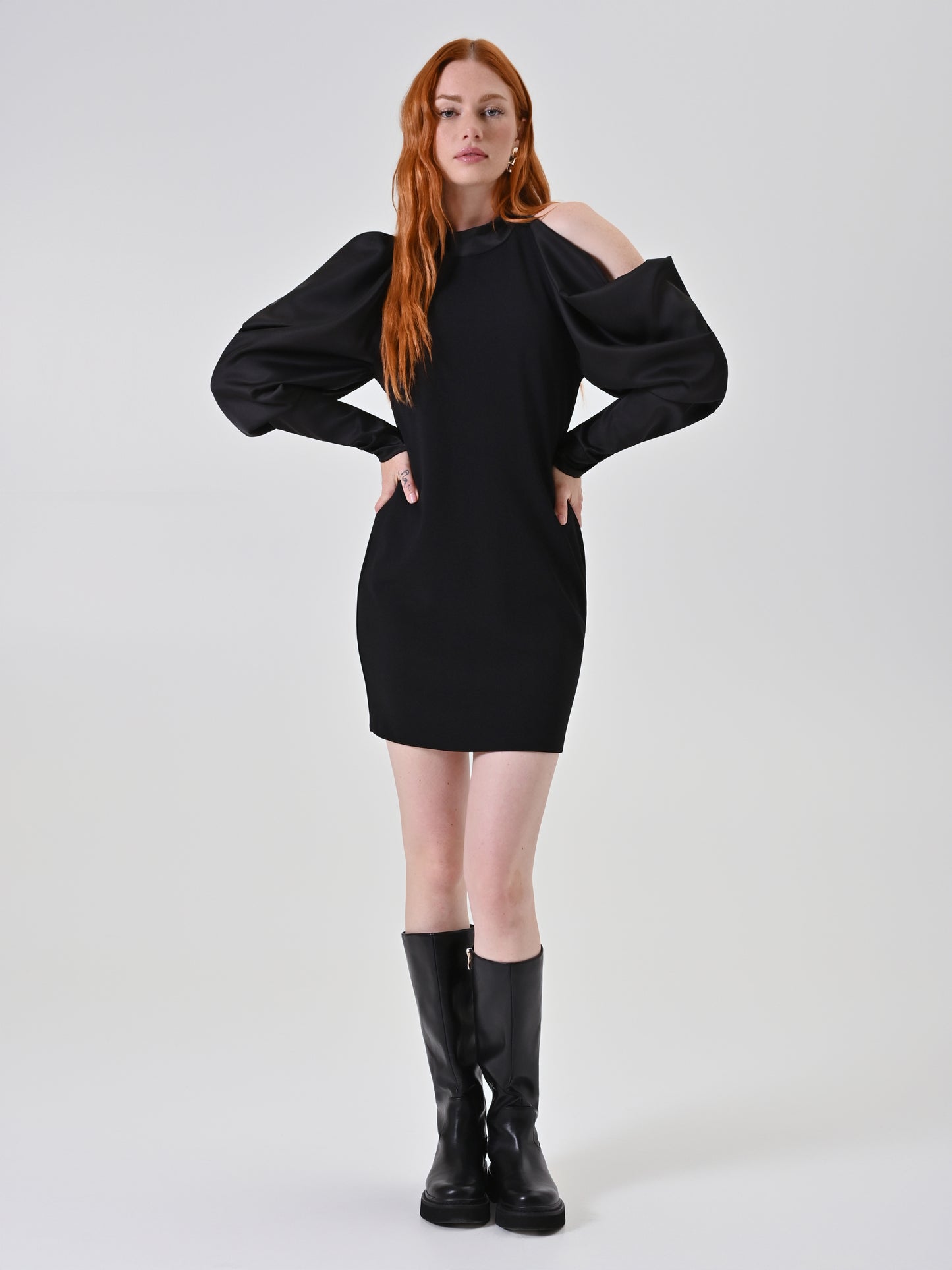 Abito Nero con Maniche in Raso