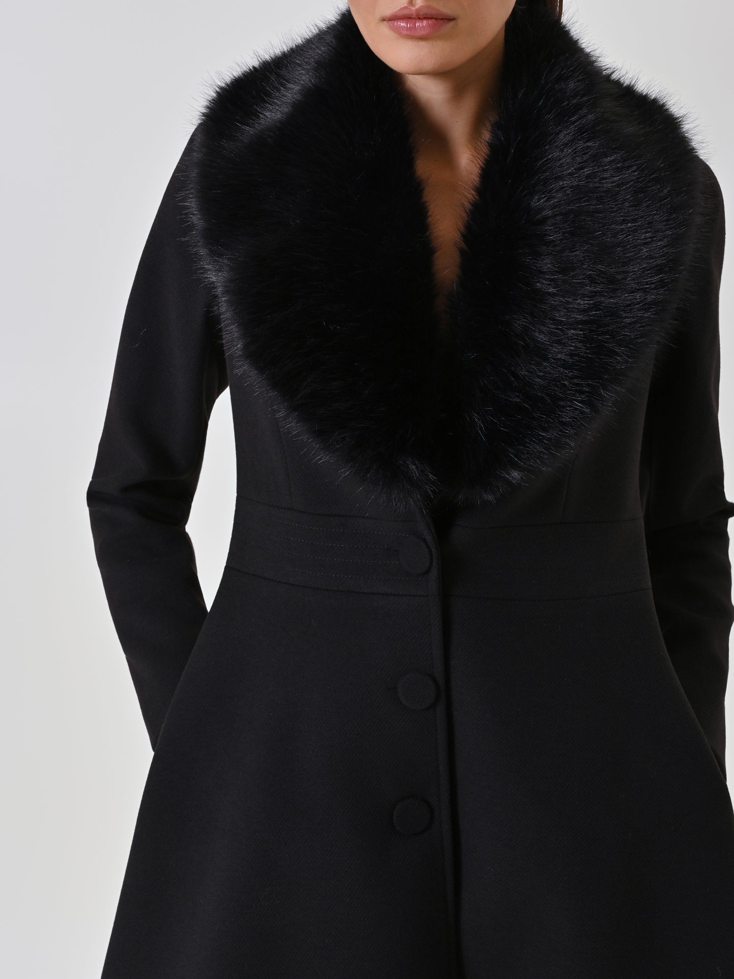 Cappotto con collo effetto pelliccia