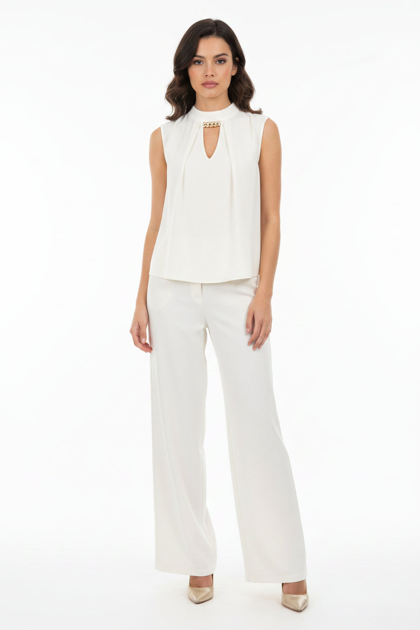 Blusa Smanicata con Collo Alto e Dettaglio Gioiello